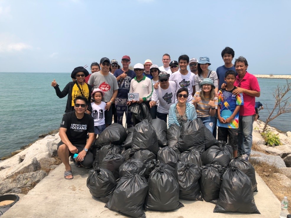 Na Jomtien beach cleaning